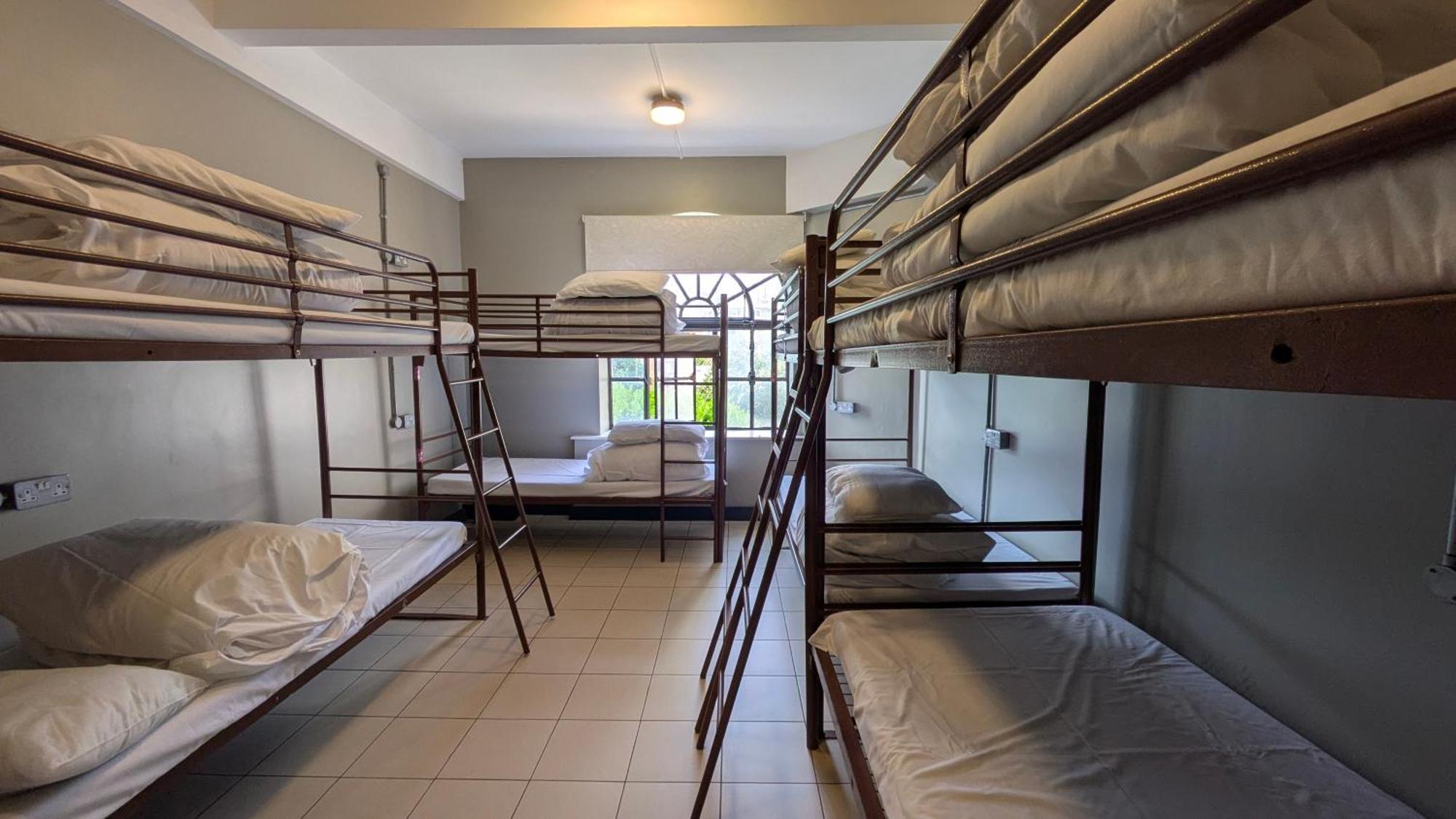 Lit dans Dortoir Mixte de 8 Lits avec Salle de Bains Commune